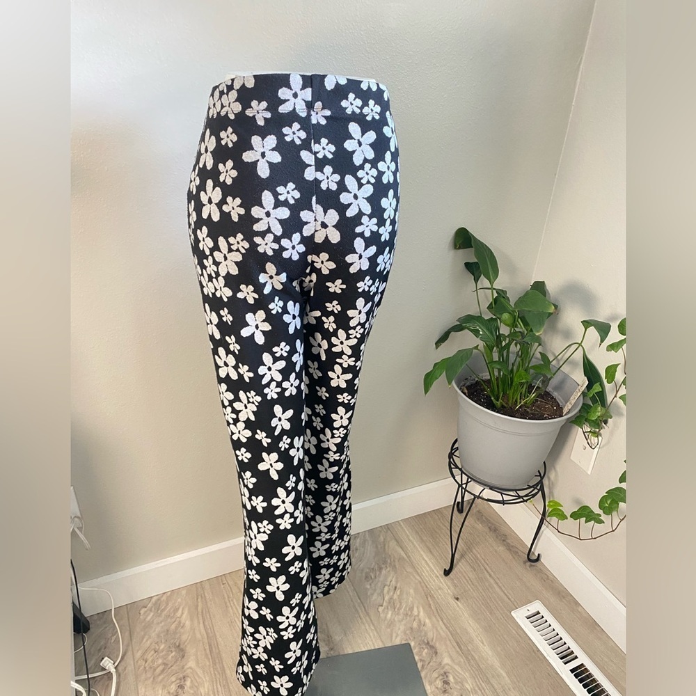 Urban Outfitters Bryn Pull-On Flare Pant Floral Black and White size S/P - Picture 6 of 11